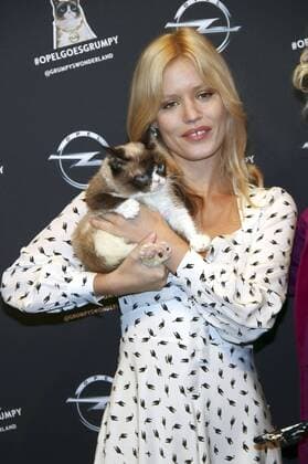 Georgia May Jagger mit Grumpy Cat bei der Opel Kalender Vernissage Georgia & Grumpy - Not impressed by Wonderland im Kraftwerk Berlin. Berlin, 01.02.2017 Foto:xA.xBuggex xFuturexImage