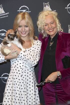 Georgia May Jagger mit Grumpy Cat und Ellen von Unwerth bei der Opel Kalender Vernissage Georgia & Grumpy - Not impressed by Wonderland im Kraftwerk Berlin. Berlin, 01.02.2017 Foto:xA.xBuggex xFuturexImage