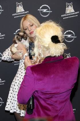 Georgia May Jagger mit Grumpy Cat und Ellen von Unwerth bei der Opel Kalender Vernissage Georgia & Grumpy - Not impressed by Wonderland im Kraftwerk Berlin. Berlin, 01.02.2017 Foto:xA.xBuggex xFuturexImage