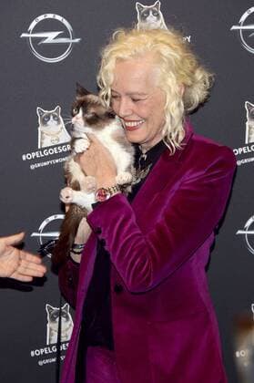 Ellen von Unwerth mit Grumpy Cat bei der Opel Kalender Vernissage Georgia & Grumpy - Not impressed by Wonderland im Kraftwerk Berlin. Berlin, 01.02.2017 Foto:xA.xBuggex xFuturexImage
