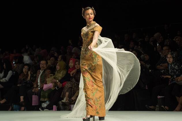 (170202) -- JAKARTA, Feb. 2, 2017 -- A model presents a creation by designer Jimmy Fei Fei on the second day of Indonesia Fashion Week 2017 in Jakarta, Indonesia, Feb. 2, 2017. Indonesia Fashion Week 2017 is held from Feb. 1 to 5. )(cl) INDONESIA-JAKARTA-INDONESIA FASHION WEEK 2017 VerixSanovri 