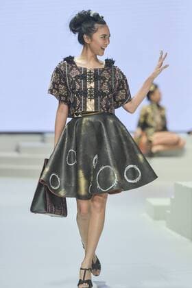 (170202) -- JAKARTA, Feb. 2, 2017 -- A model presents a creation by designer Yoyo Prasetyo on the second day of Indonesia Fashion Week 2017 in Jakarta, Indonesia, Feb. 2, 2017. Indonesia Fashion Week 2017 is held from Feb. 1 to 5. ) (zxj) INDONESIA-JAKARTA-INDONESIA FASHION WEEK 2017 VerixSanovri 