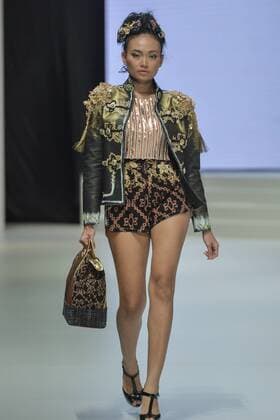 (170202) -- JAKARTA, Feb. 2, 2017 -- A model presents a creation by designer Yoyo Prasetyo on the second day of Indonesia Fashion Week 2017 in Jakarta, Indonesia, Feb. 2, 2017. Indonesia Fashion Week 2017 is held from Feb. 1 to 5. ) (zxj) INDONESIA-JAKARTA-INDONESIA FASHION WEEK 2017 VerixSanovri 
