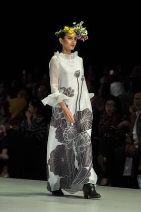 (170202) -- JAKARTA, Feb. 2, 2017 -- A model presents a creation by designer Yogiswari Pradjanti on the second day of Indonesia Fashion Week 2017 in Jakarta, Indonesia, Feb. 2, 2017. Indonesia Fashion Week 2017 is held from Feb. 1 to 5. ) (zxj) INDONESIA-JAKARTA-INDONESIA FASHION WEEK 2017 VerixSanovri 