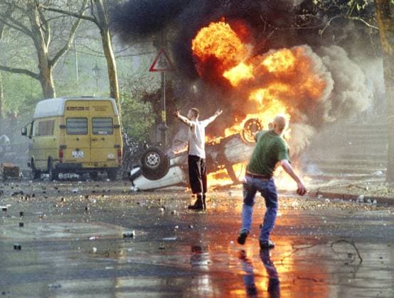 zu schweren Auseinandersetzungen zwischen mehreren hundert Demonstranten und der Polizei kam es am 1 .Mai 2001 in Berlin-Kreuzberg. Am Mariannenplatz wurde von der Polizei ein friedliches Fest aufgelöst. Im Bild ein brennendes Auto am Mariannenplatz.