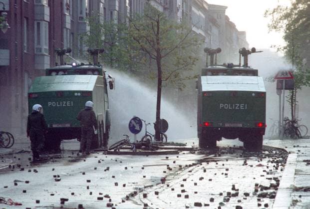 zu schweren Auseinandersetzungen zwischen mehreren hundert Demonstranten und der Polizei kam es am 1 .Mai 2001 in Berlin-Kreuzberg. Am Mariannenplatz wurde von der Polizei ein friedliches Fest aufgelöst. Im Bild Wasserwerfereinsatz