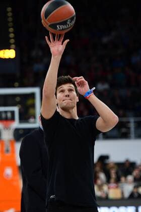 02.02.2017 --- Basketball --- Saison 2016 2017 --- Turkish Airlines Euroleague --- 21. Spieltag: Brose Bamberg - Maccabi Tel Aviv --- Foto: Sport- Pressefoto Wolfgang Zink HMI--- DSDS Teilnehmer Wincent Weiss beim Charity-Freiwurf Brose Bamberg - Maccabi Tel Aviv
