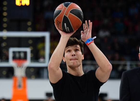 02.02.2017 --- Basketball --- Saison 2016 2017 --- Turkish Airlines Euroleague --- 21. Spieltag: Brose Bamberg - Maccabi Tel Aviv --- HMI--- DSDS Teilnehmer Wincent Weiss beim Charity-Freiwurf Brose Bamberg - Maccabi Tel Aviv