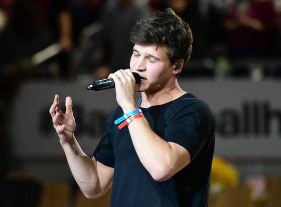 02.02.2017 --- Basketball --- Saison 2016 2017 --- Turkish Airlines Euroleague --- 21. Spieltag: Brose Bamberg - Maccabi Tel Aviv --- Foto: Sport- Pressefoto Wolfgang Zink HMI--- DSDS-Teilnehmer Wincent Weiss singt in der Halbzeitpause Brose Bamberg - Maccabi Tel Aviv