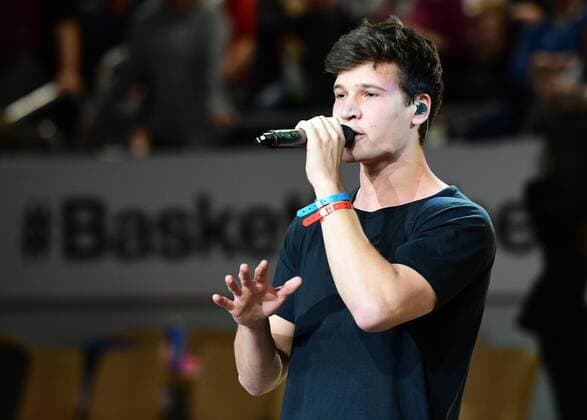 02.02.2017 --- Basketball --- Saison 2016 2017 --- Turkish Airlines Euroleague --- 21. Spieltag: Brose Bamberg - Maccabi Tel Aviv --- Foto: Sport- Pressefoto Wolfgang Zink HMI--- DSDS-Teilnehmer Wincent Weiss singt in der Halbzeitpause Brose Bamberg - Maccabi Tel Aviv