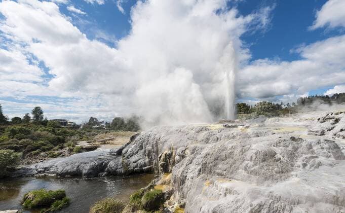  Wasserfontäne und Wasserdampf, Pohutu Geysir und Prince of Wales Feathers Geysir, Te Puia, Whakarewarewa Thermal Valley, Rotorua, Neuseeland, Ozeanien Copyright: imageBROKER/MoritzxWolf ibxmmw04476734.jpg