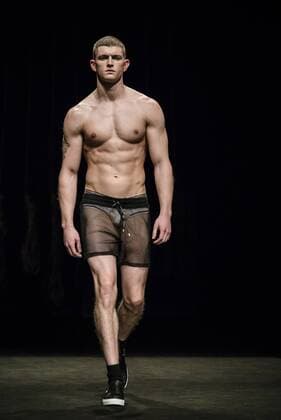 Bilder des Tages February 3, 2017 - Barcelona, Catalonia, Spain - A model walks the runway at the Es Collection fashion show presenting the new Shade collection during 080 Barcelona Fashion Week Barcelona Spain - ZUMAo105 20170203_zap_o105_040 Copyright: xMatthiasxOesterlex