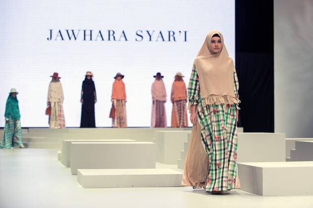 (170203) -- JAKARTA, Feb. 3, 2017 -- A model presents a Muslim costume of the brand Jawhara Syar I on the third day of the Indonesia Fashion Week 2017 in Jakarta, Indonesia, Feb. 3, 2017. The Indonesia Fashion Week 2017 is held from Feb. 1 to 5. )(zhf) INDONESIA-JAKARTA-FASHION WEEK 2017-MUSLIM COSTUME DuxYu 
