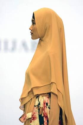 (170203) -- JAKARTA, Feb. 3, 2017 -- A model presents a Muslim costume of the brand Ulya Hijab on the third day of the Indonesia Fashion Week 2017 in Jakarta, Indonesia, Feb. 3, 2017. The Indonesia Fashion Week 2017 is held from Feb. 1 to 5. )(zhf) INDONESIA-JAKARTA-FASHION WEEK 2017-MUSLIM COSTUME DuxYu 