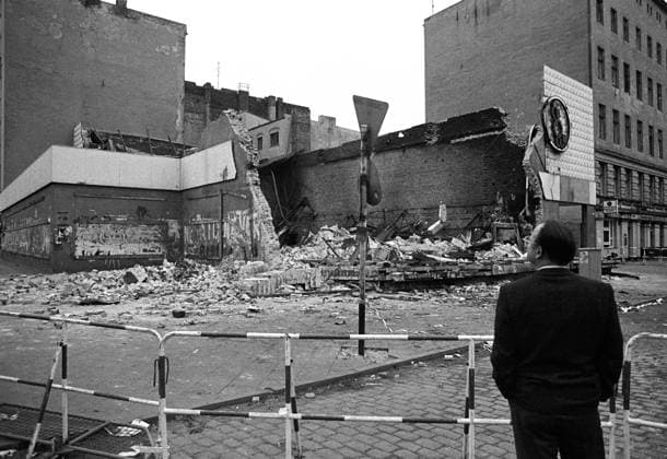 geplünderte und abgebrannte BOLLE-Fililale nach den schweren Krawallen am 1. Mai 1987 in Berlin-Kreuzberg