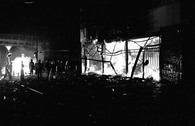 Schwere Kralle am 1. Mai 1987 in Berlin-Kreuzberg. Eine Bolle-Filiale wurde geplündert und angezündet.