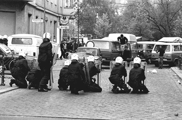 Berlin - 1. Mai 1987 Polizisten belagern das Strassenfest am Lausitzer Platz in Kreuzberg. Spaeter kam es zu heftigen Auseinandersetzungen.