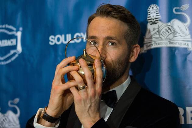 Themen der Woche Bilder des Tages Actor Ryan Reynolds kisses his Pudding Pot trophy during a press conference after Reynolds was awarded the Harvard University Hasty Pudding Theatricals 2017 Man of the Year inside Farkas Hall in Cambridge, Massachusetts on February 3, 2017.  BOS20170203010 MATTHEWxHEALEY