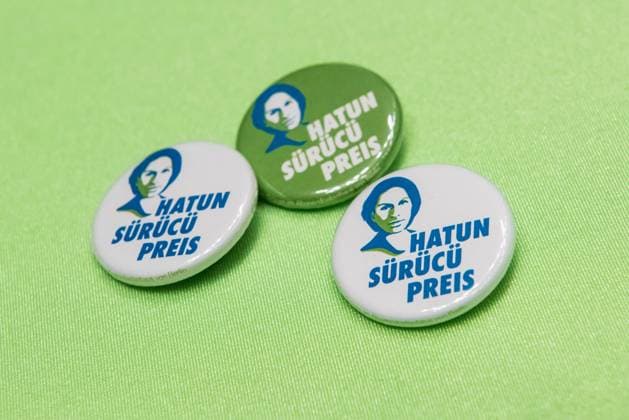 Verleihung des Hatun-Sürücü-Preises in Berlin Berlin Hatun Sueruecue-Preis 2017 Hatun Sueruecue-Preis 2017. Die Fraktion von Buendnis 90 Gruene im Berliner Abgeordnetenhaus verlieh am Freitag den 3. Februar 2017 zum 5. Mal den Hatun Sueruecue-Preis. Der mit insgesamt 1.000 Euro dotierte Frauenrechtspreis zeichnet Menschen aus, die sich tatkraeftig fuer Maedchen und junge Frauen einsetzen. Der erste Preis mit 500 Euro ging an die Reinickendorfer Kinder- und Jugendfreizeitstaette Centre Talma . Sie bietet seit 1994 in mehr als 40 Sport- und Tanzkursen aktive Kinder- und Jugendsozialarbeit an. Mit dem zweiten Preis und 300 Euro wurden die Boxgirls Berlin e.V. geehrt, die nach Meinung der Jury mit ihrer Sport- und Bildungsarbeit dazu beitragen, die Rollenbilder von Maennern und Frauen aufzuloesen. Der dritte Preis mit 200 Euro ging an die Initiative Bikeygees , deren Gruenderinnen seit 2015 gefluechteten Frauen das Fahrradfahren bei