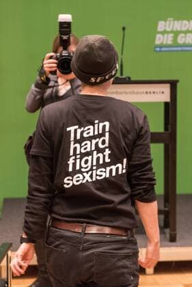 Verleihung des Hatun-Sürücü-Preises in Berlin Berlin Hatun Sueruecue-Preis 2017 Hatun Sueruecue-Preis 2017. Die Fraktion von Buendnis 90 Gruene im Berliner Abgeordnetenhaus verlieh am Freitag den 3. Februar 2017 zum 5. Mal den Hatun Sueruecue-Preis. Der mit insgesamt 1.000 Euro dotierte Frauenrechtspreis zeichnet Menschen aus, die sich tatkraeftig fuer Maedchen und junge Frauen einsetzen. Der erste Preis mit 500 Euro ging an die Reinickendorfer Kinder- und Jugendfreizeitstaette Centre Talma . Sie bietet seit 1994 in mehr als 40 Sport- und Tanzkursen aktive Kinder- und Jugendsozialarbeit an. Mit dem zweiten Preis und 300 Euro wurden die Boxgirls Berlin e.V. geehrt, die nach Meinung der Jury mit ihrer Sport- und Bildungsarbeit dazu beitragen, die Rollenbilder von Maennern und Frauen aufzuloesen. Der dritte Preis mit 200 Euro ging an die Initiative Bikeygees , deren Gruenderinnen seit 2015 gefluechteten Frauen das Fahrradfahren bei