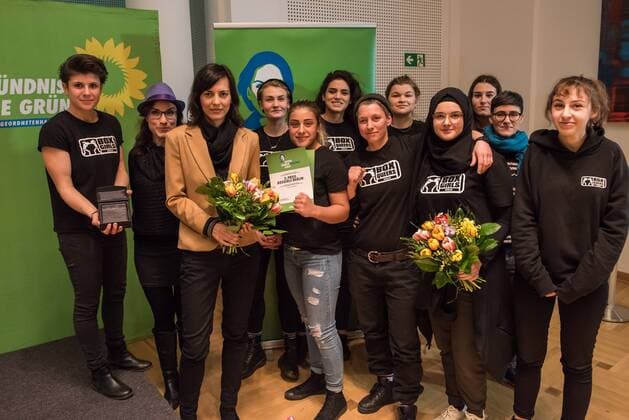 Verleihung des Hatun-Sürücü-Preises in Berlin Berlin Hatun Sueruecue-Preis 2017 Hatun Sueruecue-Preis 2017. Die Fraktion von Buendnis 90 Gruene im Berliner Abgeordnetenhaus verlieh am Freitag den 3. Februar 2017 zum 5. Mal den Hatun Sueruecue-Preis. Der mit insgesamt 1.000 Euro dotierte Frauenrechtspreis zeichnet Menschen aus, die sich tatkraeftig fuer Maedchen und junge Frauen einsetzen. Der erste Preis mit 500 Euro ging an die Reinickendorfer Kinder- und Jugendfreizeitstaette Centre Talma . Sie bietet seit 1994 in mehr als 40 Sport- und Tanzkursen aktive Kinder- und Jugendsozialarbeit an. Mit dem zweiten Preis und 300 Euro wurden die Boxgirls Berlin e.V. geehrt, die nach Meinung der Jury mit ihrer Sport- und Bildungsarbeit dazu beitragen, die Rollenbilder von Maennern und Frauen aufzuloesen. Der dritte Preis mit 200 Euro ging an die Initiative Bikeygees , deren Gruenderinnen seit 2015 gefluechteten Frauen das Fahrradfahren bei