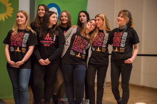 Verleihung des Hatun-Sürücü-Preises in Berlin Berlin Hatun Sueruecue-Preis 2017 Hatun Sueruecue-Preis 2017. Die Fraktion von Buendnis 90 Gruene im Berliner Abgeordnetenhaus verlieh am Freitag den 3. Februar 2017 zum 5. Mal den Hatun Sueruecue-Preis. Der mit insgesamt 1.000 Euro dotierte Frauenrechtspreis zeichnet Menschen aus, die sich tatkraeftig fuer Maedchen und junge Frauen einsetzen. Der erste Preis mit 500 Euro ging an die Reinickendorfer Kinder- und Jugendfreizeitstaette Centre Talma . Sie bietet seit 1994 in mehr als 40 Sport- und Tanzkursen aktive Kinder- und Jugendsozialarbeit an. Mit dem zweiten Preis und 300 Euro wurden die Boxgirls Berlin e.V. geehrt, die nach Meinung der Jury mit ihrer Sport- und Bildungsarbeit dazu beitragen, die Rollenbilder von Maennern und Frauen aufzuloesen. Der dritte Preis mit 200 Euro ging an die Initiative Bikeygees , deren Gruenderinnen seit 2015 gefluechteten Frauen das Fahrradfahren bei