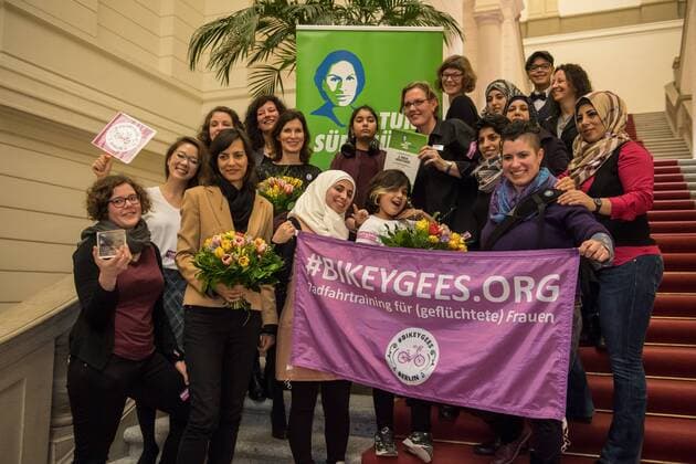 Verleihung des Hatun-Sürücü-Preises in Berlin Berlin Hatun Sueruecue-Preis 2017 Hatun Sueruecue-Preis 2017. Die Fraktion von Buendnis 90 Gruene im Berliner Abgeordnetenhaus verlieh am Freitag den 3. Februar 2017 zum 5. Mal den Hatun Sueruecue-Preis. Der mit insgesamt 1.000 Euro dotierte Frauenrechtspreis zeichnet Menschen aus, die sich tatkraeftig fuer Maedchen und junge Frauen einsetzen. Der erste Preis mit 500 Euro ging an die Reinickendorfer Kinder- und Jugendfreizeitstaette Centre Talma . Sie bietet seit 1994 in mehr als 40 Sport- und Tanzkursen aktive Kinder- und Jugendsozialarbeit an. Mit dem zweiten Preis und 300 Euro wurden die Boxgirls Berlin e.V. geehrt, die nach Meinung der Jury mit ihrer Sport- und Bildungsarbeit dazu beitragen, die Rollenbilder von Maennern und Frauen aufzuloesen. Der dritte Preis mit 200 Euro ging an die Initiative Bikeygees , deren Gruenderinnen seit 2015 gefluechteten Frauen das Fahrradfahren bei