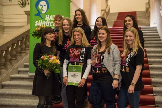 Verleihung des Hatun-Sürücü-Preises in Berlin Berlin Hatun Sueruecue-Preis 2017 Hatun Sueruecue-Preis 2017. Die Fraktion von Buendnis 90 Gruene im Berliner Abgeordnetenhaus verlieh am Freitag den 3. Februar 2017 zum 5. Mal den Hatun Sueruecue-Preis. Der mit insgesamt 1.000 Euro dotierte Frauenrechtspreis zeichnet Menschen aus, die sich tatkraeftig fuer Maedchen und junge Frauen einsetzen. Der erste Preis mit 500 Euro ging an die Reinickendorfer Kinder- und Jugendfreizeitstaette Centre Talma . Sie bietet seit 1994 in mehr als 40 Sport- und Tanzkursen aktive Kinder- und Jugendsozialarbeit an. Mit dem zweiten Preis und 300 Euro wurden die Boxgirls Berlin e.V. geehrt, die nach Meinung der Jury mit ihrer Sport- und Bildungsarbeit dazu beitragen, die Rollenbilder von Maennern und Frauen aufzuloesen. Der dritte Preis mit 200 Euro ging an die Initiative Bikeygees , deren Gruenderinnen seit 2015 gefluechteten Frauen das Fahrradfahren bei