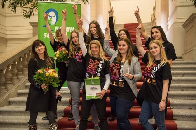 Verleihung des Hatun-Sürücü-Preises in Berlin Berlin Hatun Sueruecue-Preis 2017 Hatun Sueruecue-Preis 2017. Die Fraktion von Buendnis 90 Gruene im Berliner Abgeordnetenhaus verlieh am Freitag den 3. Februar 2017 zum 5. Mal den Hatun Sueruecue-Preis. Der mit insgesamt 1.000 Euro dotierte Frauenrechtspreis zeichnet Menschen aus, die sich tatkraeftig fuer Maedchen und junge Frauen einsetzen. Der erste Preis mit 500 Euro ging an die Reinickendorfer Kinder- und Jugendfreizeitstaette Centre Talma . Sie bietet seit 1994 in mehr als 40 Sport- und Tanzkursen aktive Kinder- und Jugendsozialarbeit an. Mit dem zweiten Preis und 300 Euro wurden die Boxgirls Berlin e.V. geehrt, die nach Meinung der Jury mit ihrer Sport- und Bildungsarbeit dazu beitragen, die Rollenbilder von Maennern und Frauen aufzuloesen. Der dritte Preis mit 200 Euro ging an die Initiative Bikeygees , deren Gruenderinnen seit 2015 gefluechteten Frauen das Fahrradfahren bei