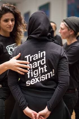 Verleihung des Hatun-Sürücü-Preises in Berlin Berlin Hatun Sueruecue-Preis 2017 Hatun Sueruecue-Preis 2017. Die Fraktion von Buendnis 90 Gruene im Berliner Abgeordnetenhaus verlieh am Freitag den 3. Februar 2017 zum 5. Mal den Hatun Sueruecue-Preis. Der mit insgesamt 1.000 Euro dotierte Frauenrechtspreis zeichnet Menschen aus, die sich tatkraeftig fuer Maedchen und junge Frauen einsetzen. Der erste Preis mit 500 Euro ging an die Reinickendorfer Kinder- und Jugendfreizeitstaette Centre Talma . Sie bietet seit 1994 in mehr als 40 Sport- und Tanzkursen aktive Kinder- und Jugendsozialarbeit an. Mit dem zweiten Preis und 300 Euro wurden die Boxgirls Berlin e.V. geehrt, die nach Meinung der Jury mit ihrer Sport- und Bildungsarbeit dazu beitragen, die Rollenbilder von Maennern und Frauen aufzuloesen. Der dritte Preis mit 200 Euro ging an die Initiative Bikeygees , deren Gruenderinnen seit 2015 gefluechteten Frauen das Fahrradfahren bei