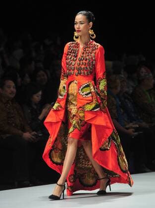 (170204) -- JAKARTA, Feb. 4, 2017 -- A model presents a creation by Indonesian designer Irma Lumiga during the Indonesia Fashion Week 2017 in Jakarta, Indonesia, Feb. 4, 2017. The Indonesia Fashion Week is held from Feb. 1 to 5. ) (hy) INDONESIA-JAKARTA-INDONESIA FASHION WEEK 2017 Zulkarnain 