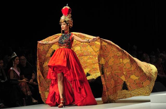 (170204) -- JAKARTA, Feb. 4, 2017 -- A model presents a creation by Indonesian designer Irma Lumiga during the Indonesia Fashion Week 2017 in Jakarta, Indonesia, Feb. 4, 2017. The Indonesia Fashion Week is held from Feb. 1 to 5. ) (hy) INDONESIA-JAKARTA-INDONESIA FASHION WEEK 2017 Zulkarnain 