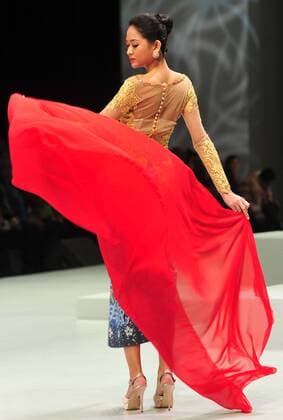 (170204) -- JAKARTA, Feb. 4, 2017 -- A model presents a creation by Indonesian designer Irma Lumiga during the Indonesia Fashion Week 2017 in Jakarta, Indonesia, Feb. 4, 2017. The Indonesia Fashion Week is held from Feb. 1 to 5. ) (hy) INDONESIA-JAKARTA-INDONESIA FASHION WEEK 2017 Zulkarnain 