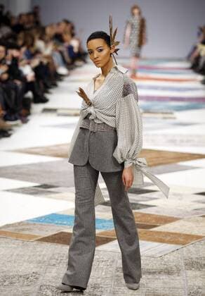 February 4, 2017 - Kiev, Ukraine - A model presents a creation by Ukrainian designer KATYA SILCHENKO, during the Ukrainian Fashion Week in Kiev, Ukraine, on 04 February 2017. The fashion event presents Fall Winter 2017 18 collections by Ukrainian and International designers,from 4 to 8 February. Kiev Ukraine - ZUMAg194 20170204_zap_g194_013 Copyright: xSergxGlovnyx