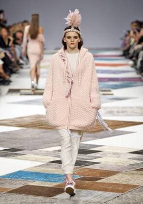 February 4, 2017 - Kiev, Ukraine - A model presents a creation by Ukrainian designer KATYA SILCHENKO, during the Ukrainian Fashion Week in Kiev, Ukraine, on 04 February 2017. The fashion event presents Fall Winter 2017 18 collections by Ukrainian and International designers,from 4 to 8 February. Kiev Ukraine - ZUMAg194 20170204_zap_g194_018 Copyright: xSergxGlovnyx
