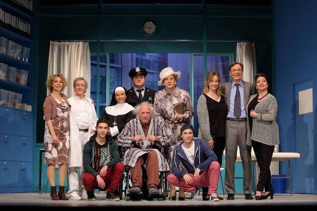 1. Reihe vlnr: Philipp Buder (Leslie Tate), Achim Wolff (Bill Lesley) und Denis M. Rudisch (Leslie Tate), 2. Reihe vlnr: Astrid Kohrs (Jane Tate), Santiago Ziesmer (Dr. Hubert Bonney), Susanna Capurso (Oberschwester), Jörg Westphal (Sergeant Tom Connolly), Tilmar Kuhn (Dr. Mike Connolly), Debora Weigert (Rosemary Mortimore), Holger Petzold (Dr. David Mortimore) und Manon Strache (Rosemary Mortimore) bei der Fotoprobe zu Und alles auf Krankenschein im Schlosspark Theater Berlin. Premiere ist am 25. April 2015. >>> Und alles auf Krankenschein von Ray Cooney, deutsch von Horst Willems. Regie: Anatol Preissler. Bühne: Karel Spanhak. Kostüme: Karel Spanhak. Schlosspark Theater Berlin: Und alles auf Krankenschein