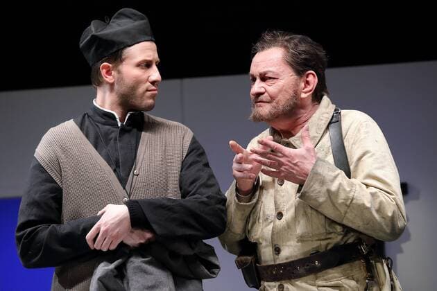 Felix Tittel (als Der Padre) und Roman Kaminski (als Pedro), vlnr, bei der Fotoprobe zu Die Gewehre der Frau Carrar auf der Probebühne des Berliner Ensemble. Premiere ist am 28. November 2015. Die Gewehre der Frau Carrar von Bertolt Brecht. Regie und Bühne Manfred Karge. Kostüme Wicke Naujoks. Berliner Ensemble: Die Gewehre der Frau Carrar