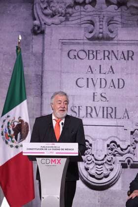 President of the Constituent Assembly s Board Alejandro Encinas speaks during the promulgation of the first Constitution of the capital in Mexico City, Mexico, 5 February 2017. EFE Sashenka Gutierrez PRESENTATION OF MEXICO CITY S FIRST CONSTITUTION !ACHTUNG: NUR REDAKTIONELLE NUTZUNG!  MEX001 20170205-636219181362818986