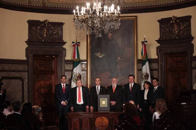Mexico City s Chief of Government Miguel Angel Mancera (3L), President of the Constituent Assebly s Board Alejandro Encinas (C) and Mexico City s Secretary of Government Miguel Angel Osotrio Chong speak during the promulgation of the first Constitution of the capital in Mexico City, Mexico, 5 February 2017. EFE Sashenka Gutierrez PRESENTATION OF MEXICO CITY S FIRST CONSTITUTION !ACHTUNG: NUR REDAKTIONELLE NUTZUNG!  MEX001 20170205-636219182616615097
