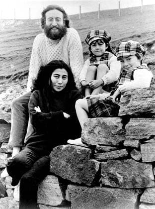Aug. 19, 2005 - JOHN LENNON AND HIS WIFE YOKO ONO WITH THEIR CHILDREN BY PREVIOUS MARRIAGES, JOHN S SON, JULIAN, 6 AND YOKO S DAUGHTER KYOKO, 5 IN SUTHERLAND, SCOTLAND..1969.1960S.SUPPLIED BY - ZUMAg49_ 20050819_gaf_g49_395 Copyright: xGlobexPhotosx