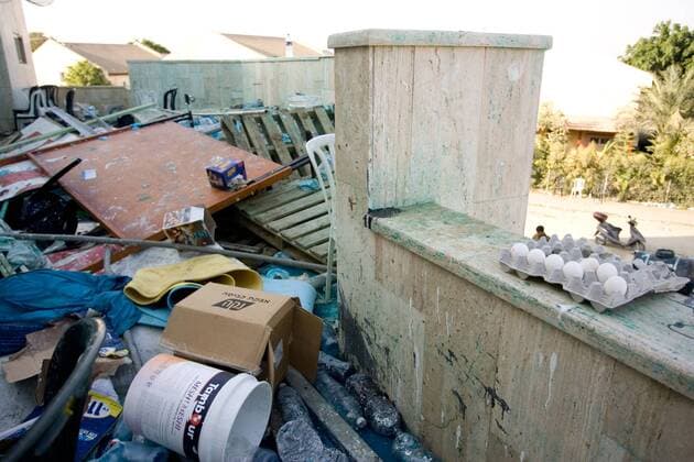 Aug 19, 2005; Dayr al Balah, Gaza Strip, Israel; Debris on roof of the sinagogue at Kfar Darom, where violent settlers were barricaded the previous night. Mandatory - ZUMAb69_ 20050819_jac_b69_516 Copyright: xShlomixBernthal ONPx