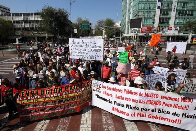 Hundreds of people march against the rise of gas prices in Guadalajara, Jalisco, Mexico, 5 February 2017. The Government implemented a rise of the fuels prices past January causing a widespead ourtage among citizens. PROTEST FOR THE RISE OF THE GAS PRICES CONTINUE IN MEXICO !ACHTUNG: NUR REDAKTIONELLE NUTZUNG!  MEX010 20170205-636219277204384640