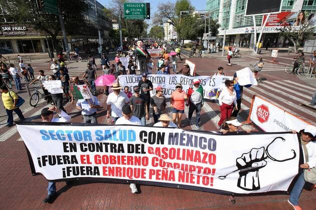 Hundreds of people march against the rise of gas prices in Guadalajara, Jalisco, Mexico, 5 February 2017. The Government implemented a rise of the fuels prices past January causing a widespead ourtage among citizens. PROTEST FOR THE RISE OF THE GAS PRICES CONTINUE IN MEXICO !ACHTUNG: NUR REDAKTIONELLE NUTZUNG!  MEX010 20170205-636219277218736364