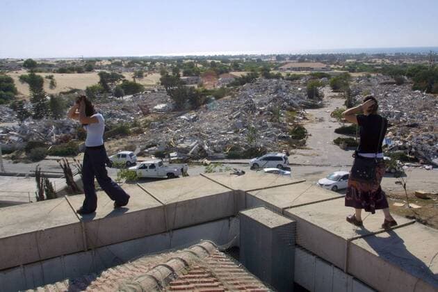 Sep 08, 2005; Neve Dekalim, ISRAEL; Jewish settlers walks past mounds of rubble in the evacuated Jewish settlement of Neve Dekalim in Gush Katif on Sept. 8, 2005. Mandatory - ZUMAn89_ 20050908_jac_n89_499 Copyright: xNadavxNeuhausx