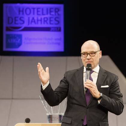 06.02.2017, Berlin, Deutschland, GER, Gala im Hotel Intercontinental zur Verleihung des Hotelier des Jahres 2017, ein Preis von der Allgemeinen Hotel- und Gastronomie Zeitung, Foto: Der Special Award geht an Dr. Christian Harisch, Geschäftsführer der Lanserhof GmbH aus Lans bei Innsbruck