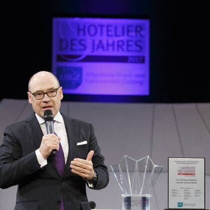 06.02.2017, Berlin, Deutschland, GER, Gala im Hotel Intercontinental zur Verleihung des Hotelier des Jahres 2017, ein Preis von der Allgemeinen Hotel- und Gastronomie Zeitung, Foto: Der Special Award geht an Dr. Christian Harisch, Geschäftsführer der Lanserhof GmbH aus Lans bei Innsbruck