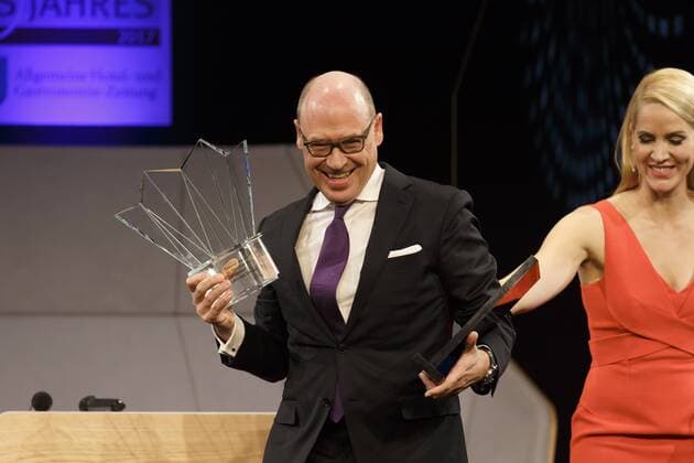 06.02.2017, Berlin, Deutschland, GER, Gala im Hotel Intercontinental zur Verleihung des Hotelier des Jahres 2017, ein Preis von der Allgemeinen Hotel- und Gastronomie Zeitung, Foto: Der Special Award geht an Dr. Christian Harisch, Geschäftsführer der Lanserhof GmbH aus Lans bei Innsbruck, Judith Rakers