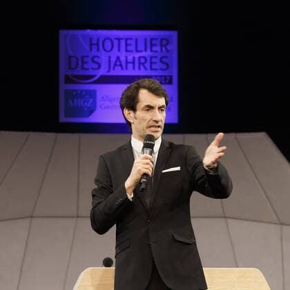 06.02.2017, Berlin, Deutschland, GER, Gala im Hotel Intercontinental zur Verleihung des Hotelier des Jahres 2017, ein Preis von der Allgemeinen Hotel- und Gastronomie Zeitung, Foto: Klaus-Jürgen Deuser unterhält die Teilnehmer in einer 25minütigen Show.