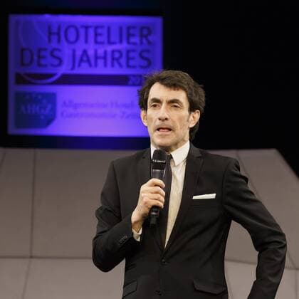 06.02.2017, Berlin, Deutschland, GER, Gala im Hotel Intercontinental zur Verleihung des Hotelier des Jahres 2017, ein Preis von der Allgemeinen Hotel- und Gastronomie Zeitung, Foto: Klaus-Jürgen Deuser unterhält die Teilnehmer in einer 25minütigen Show.