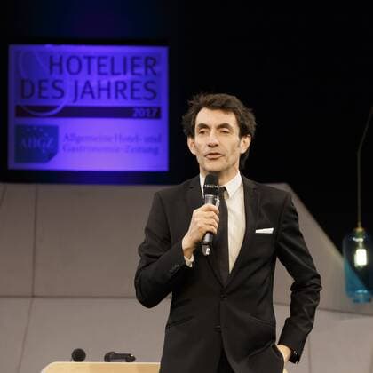 06.02.2017, Berlin, Deutschland, GER, Gala im Hotel Intercontinental zur Verleihung des Hotelier des Jahres 2017, ein Preis von der Allgemeinen Hotel- und Gastronomie Zeitung, Foto: Klaus-Jürgen Deuser unterhält die Teilnehmer in einer 25minütigen Show.